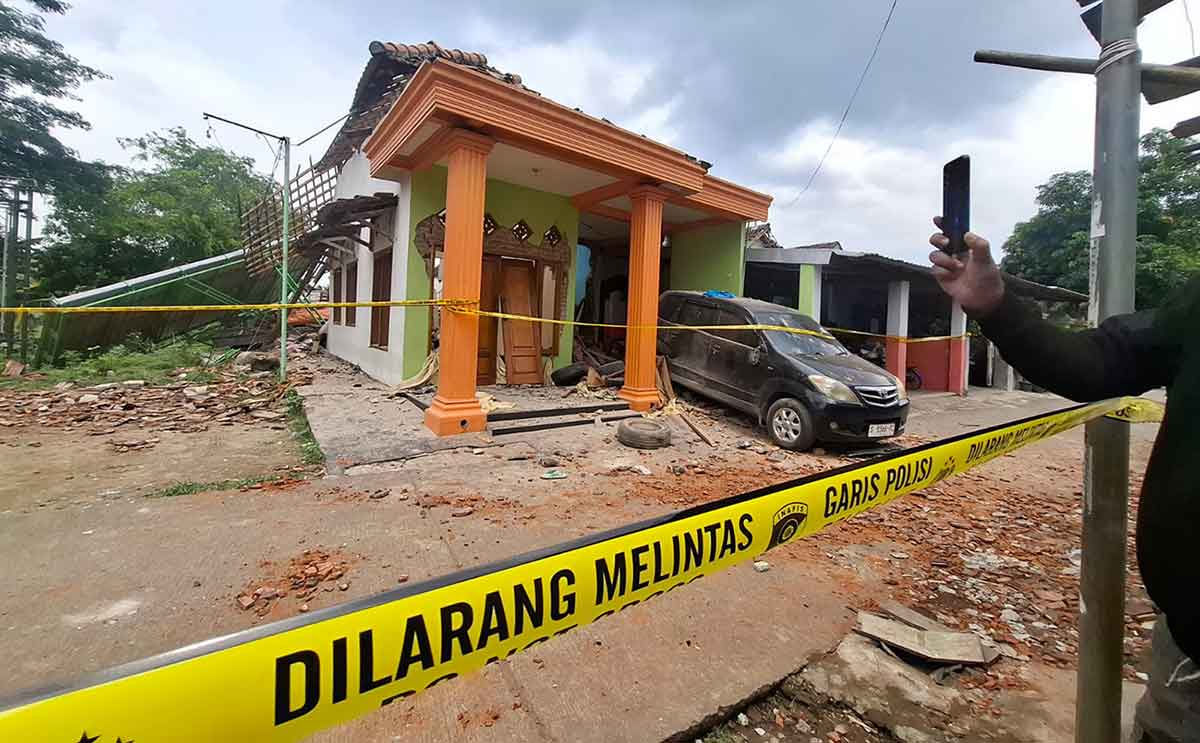 Keadaan sebuah rumah yang porak poranda akibat ledakan LPG di Sumolawang Kidul, Desa Sumolawang, Kecamatan Puri, Kabupaten Mojokerto.
