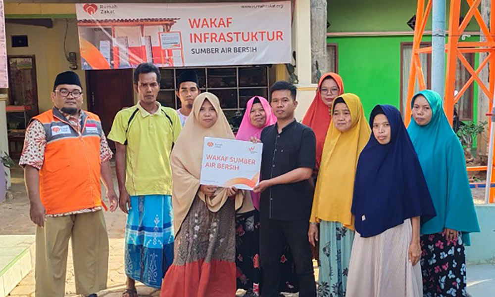 Rumah Zakat memberikan bantuan sumur bor pada warga Dusun Kramat, Kelurahan Bugih, Pamekasan.