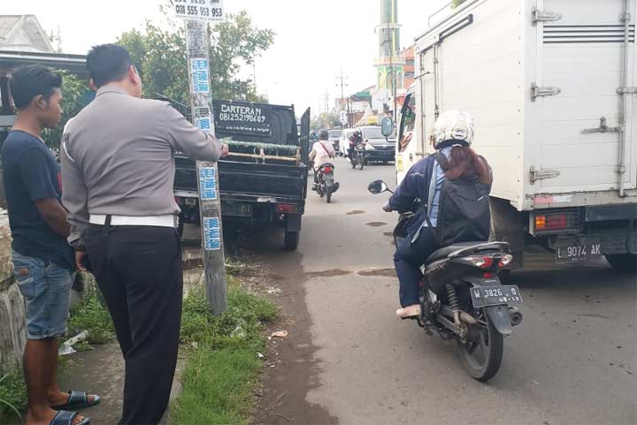Petugas menunjukkan lokasi korban ditabrak.