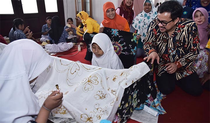 Pengunjung pun juga bisa belajar langsung dan mempraktikkan proses pembuatan batik.