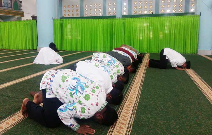 Pasangan pemenang Pilkada Lumajang nomor urut 1, Thoriqul Haq dan Indah Amperawati sujud syukur di Masjid Nas Mahfudz. foto: IMRON/ BANGSAONLINE