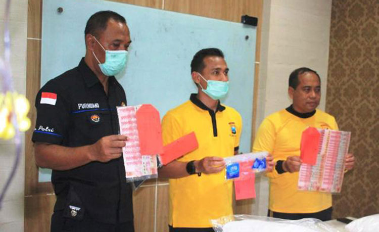 Kasubbag Humas Polres Kediri, AKP Purnomo dan Kasatreskrim AKP Gilang Akbar (tengah) saat menunjukkan barang bukti.