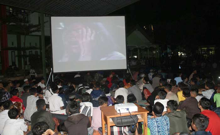 Ribuan pelajar saat nobar film G30S/PKI dihalaman MA Maarif.