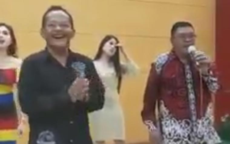 Tangkapan layar saat Wali Kota Blitar Santoso joget dangdut bersama sejumlah relawan dan biduan di Balai Kota Kusuma Wicitra.