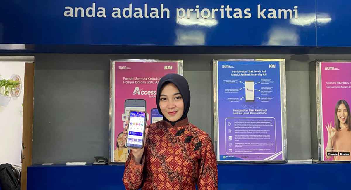 Salah satu frontliner KAI Daop 7 Madiun saat menunjukkan program Railpoint.
