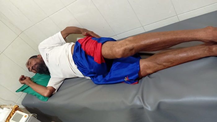 Korban saat mendapatkan perawatan medis.