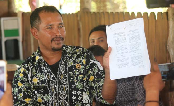 Kades Pucangan saat menunjukkan surat perjanjian sewa tanah bengkok kepada para wartawan. foto: SUWANDI/ BANGSAONLINE