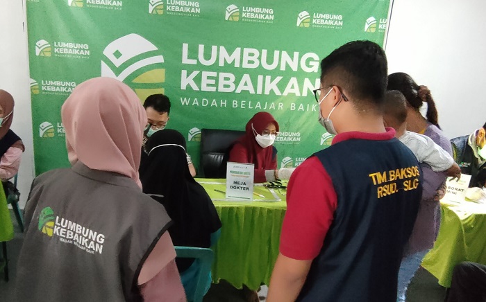 Tim Kesehatan RSUD SLG Kabupaten Kediri saat melakukan pemeriksaan terhadap warga. Foto: MUJI HARJITA/ BANGSAONLINE