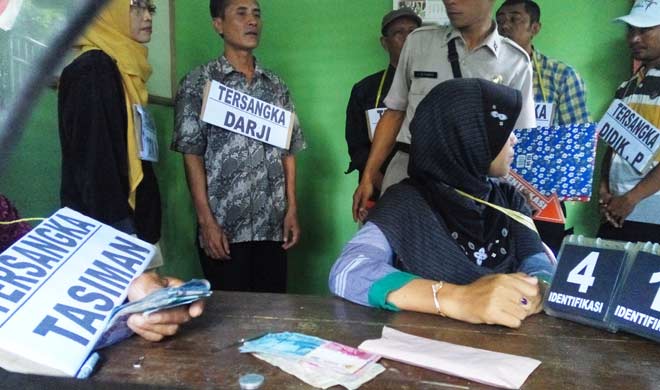 Para tersangka saat menjalani rekonstruksi oleh pihak Kepolisian Resort Tuban. foto: SUWANDI/ BANGSAONLINE