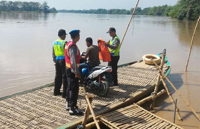 Penyeberang Sungai Bengawan Solo Diberi Sosialisasi Keselamatan oleh Polsek Rengel