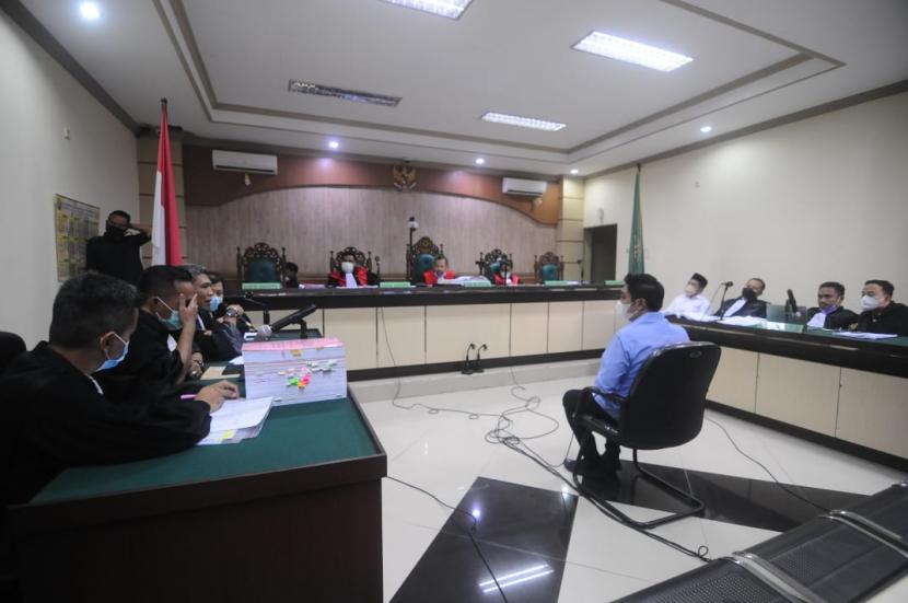Mardani Maming (kemeja biru) saat menjadi saksi kasus dugaan suap IUP Kabupaten Tanah Bumbu, di Pengadilan Tipikor Banjarmasin, Senin (25/4/2022). Foto: ist