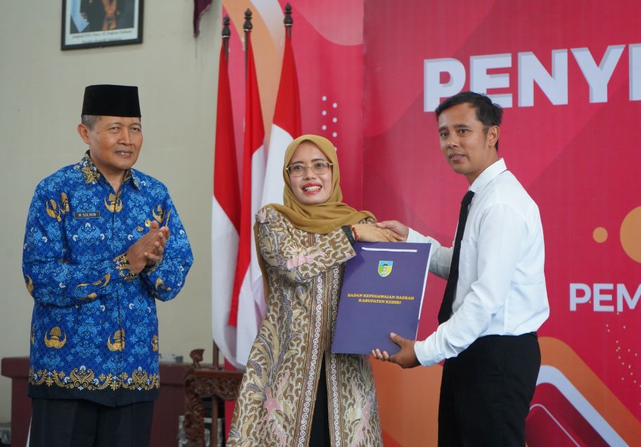 Sekretaris Daerah Kabupaten Kediri Mohamad Solikin saat mendampingi Wabup Kediri Dewi Mariya Ulfa menyerahkan SK. (Ist).
