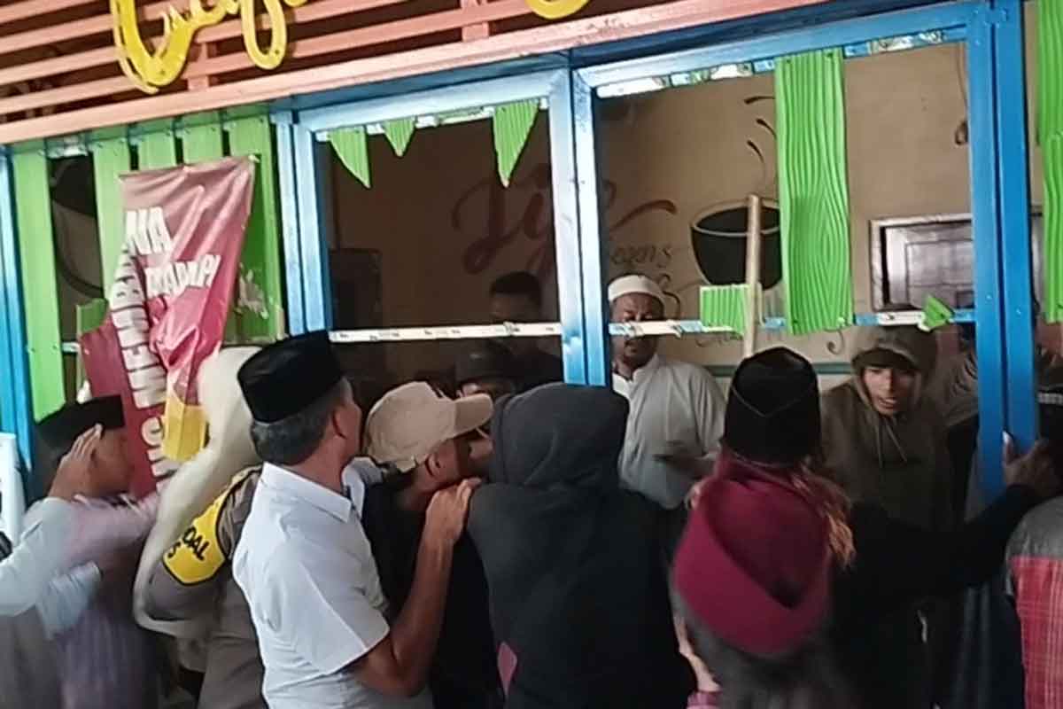 Masyarakat yang merusak lokasi karaoke Moga Jaya karena ada dugaan sebagai lokasi prostitusi. 