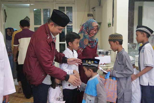 Kapolres AKBP Wahyu Sri Bintoro didampingi istri saat menyantuni yatim. foto: SYUHUD/ BANGSAONLINE