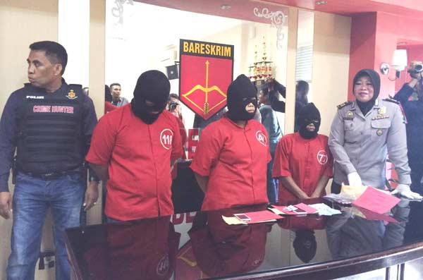 Tersangka germo anak di bawah umur saat diamankan di Mapolrestabes Surabaya. foto: ekoyono/BANGSAONLINE