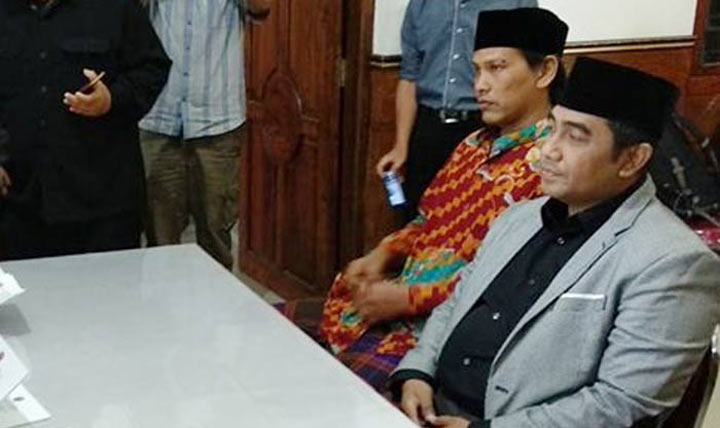 Rektor Unira Hasan Abadi MAP saat mengambil formulir pendaftaran Pilbup Malang di kantor DPC PDIP.
