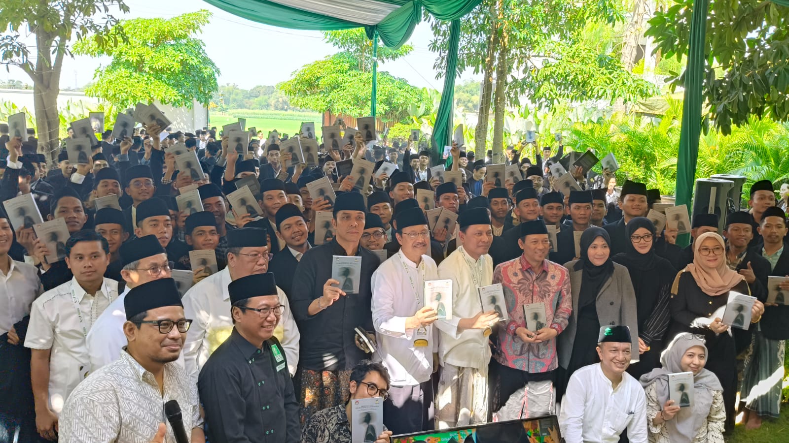 Gus Ipul, Gus Kautsar, para nara sumber dan para santri Ponpes Al-Falah Ploso  saat menunjukkan buku Fikih Penguatan Disabilitas Mental Psikososial. Foto: Muji Harjita/BANGSAONLINE