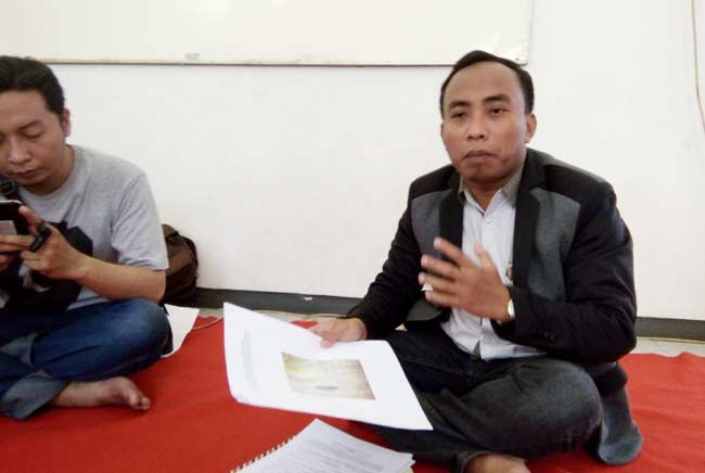 Nur Azis saat membeberkan kejanggalan-kejanggalan soal eksekusi tanah yang dilakukan oleh PN Tuban. foto: GUNAWAN/ BANGSAONLINE