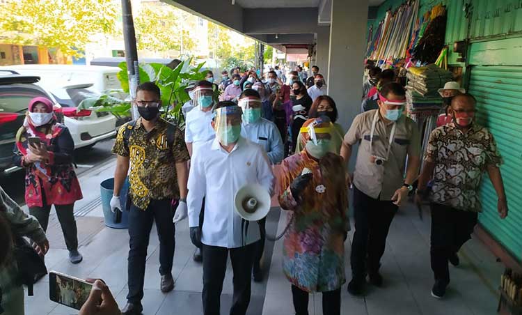 Wali Kota Risma saat mendampingi Menkes Terawan mengunjungi Pasar Genteng. (foto: YUDI A/ BANGSAONLINE)