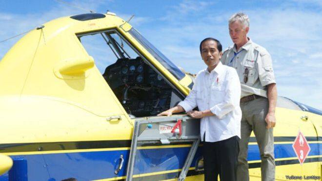 Presiden Jokowi berpose di depan pesawat pengangkut BBM jenis Air Tractor AT-802 dengan kapasitas angkut 4.000 liter. Foto: cnn