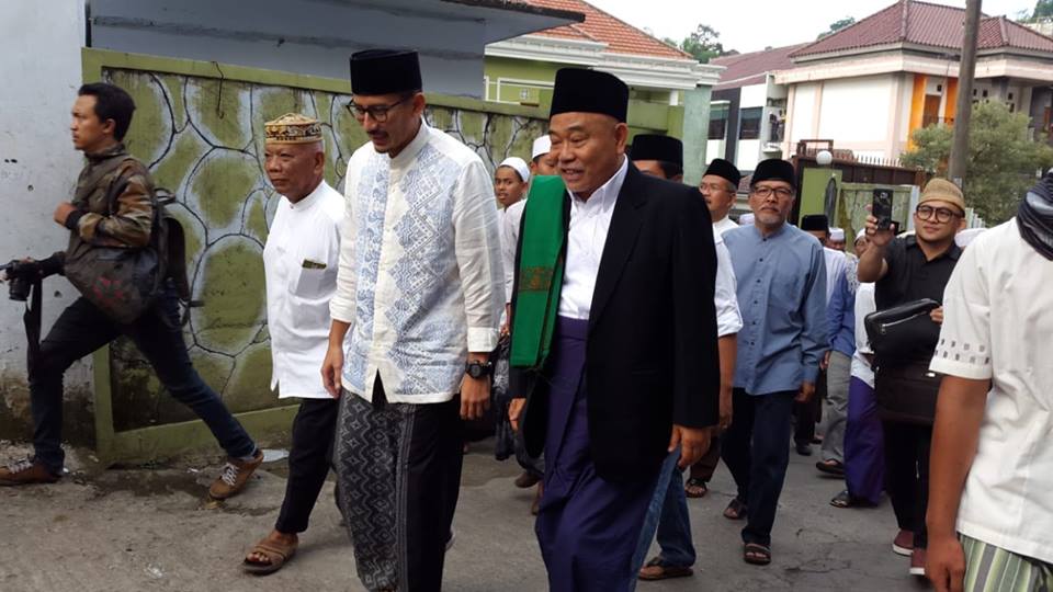 Foto inilah yang kini viral. Foto ini diambil saat Sandiaga Uno jadi pembicara di Pondok Pesantren Amanatul Ummah Desa Kembangbelor Pacet Mojokerto Jawa Timur, Sabtu (10/6/2017). Tampak Sandiaga Uno bersama Kiai Asep sedang menuju tempat seminar tersebut. Foto: istimewa