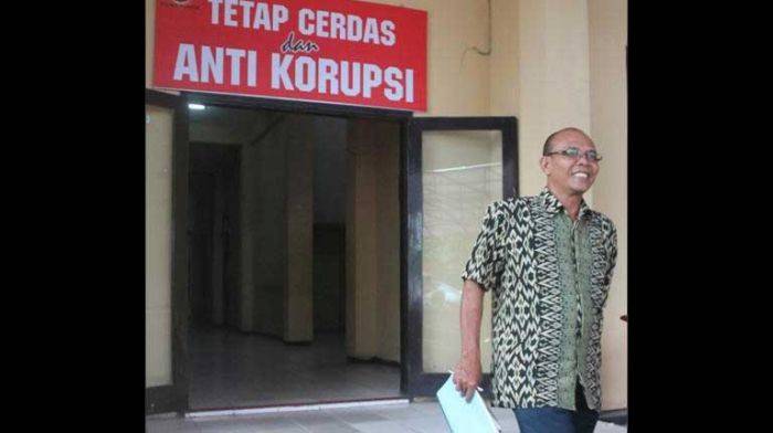 Salah seorang pegawai keluar usai dimintai keterangan KPK di Mapolres Nganjuk. foto: soewandito/ BANGSAONLINE