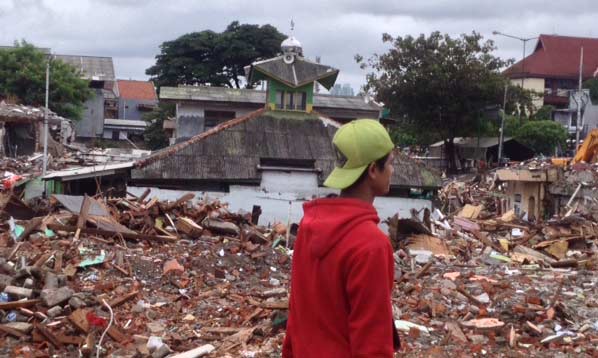 Masjid Al Mubarokah Kawasan Kalijodo sebelum dibongkar pagi tadi (1/3). Kini bangunan tersebut sudah rata dengan tanah. foto: rakisa/ BANGSAONLINE