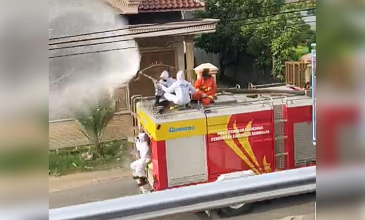 Satgas Covid-19 Arosbaya Bangkalan menyemprotkan disinfektan ke rumah-rumah penduduk. foto: bangsaonline.com