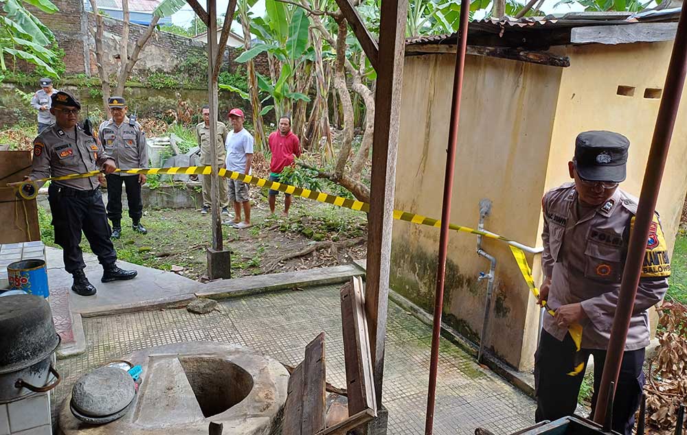 Petugas saat memasang garis polisi di TKP. Foto: Ist. 