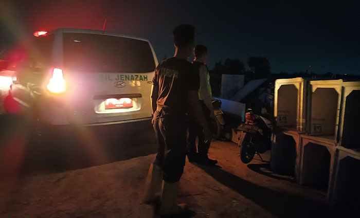 Petugas saat mengevakuasi jenazah korban tewas tersambar kereta api di sekitar Stasiun Krian, Sidoarjo.