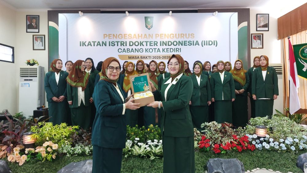 Ketua IIDI Kota Kediri yang baru, Diana Herawati Yudi (kanan) saat menyerahkan cinderamata mata kepada Ketua IIDI Kota Kediri sebelumnya, Madu Sari Heru. (Ist). 