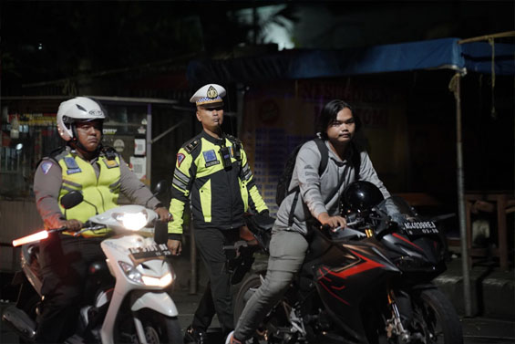 Petugas saat menggiring salah satu pelanggar lalu lintas. Foto: Ist.