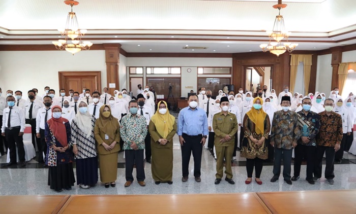 Wabup Bu Min saat menghadiri pembukaan diklat calon kasek. foto: SYUHUD/ BANGSAONLINE