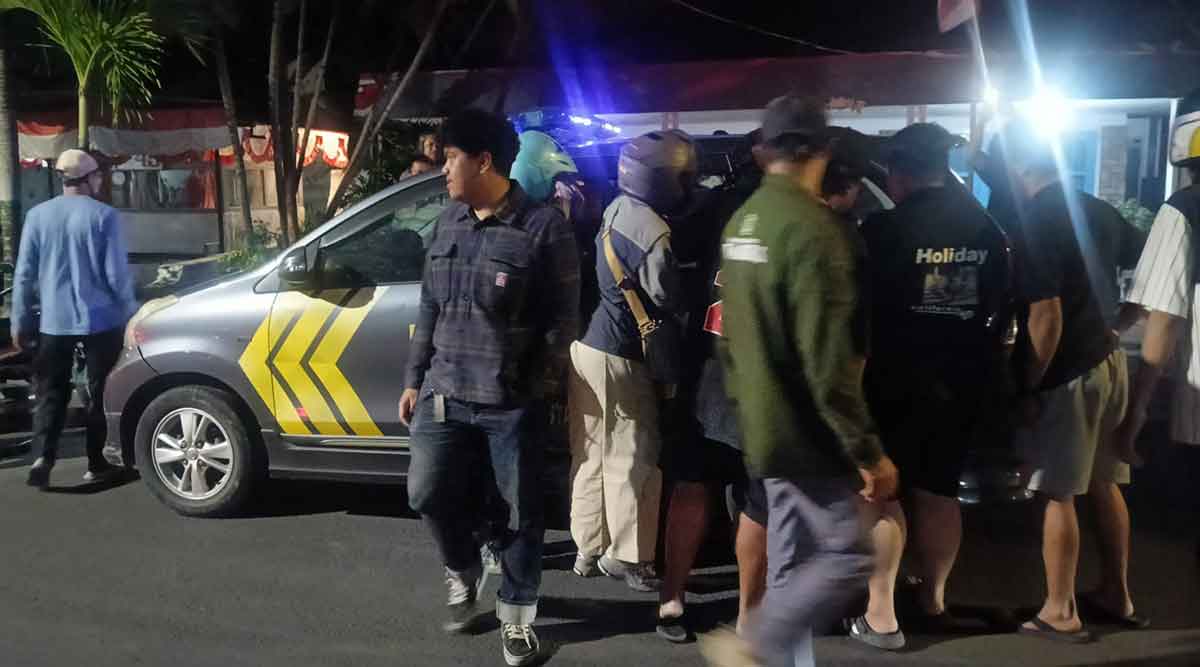 Petugas saat mengevakuasi jambret yang menjadi amukan massa di Sidoarjo.