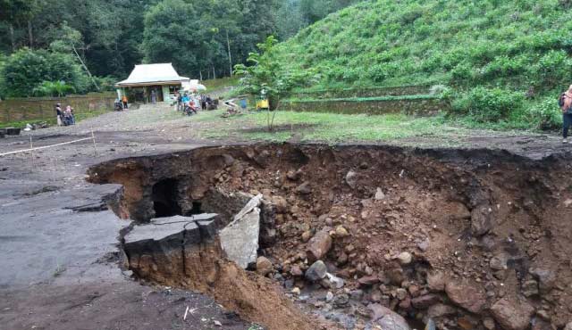 Tanah longsor di wisata kebun teh Jamus, Kecamatan Sine, Ngawi. foto: zainal abidin/ BANGSAONLINE