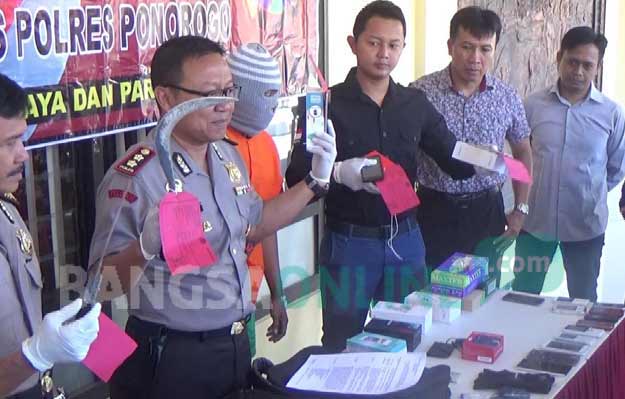 Polisi membeberkan barang bukti kawanan pembobol konter HP.