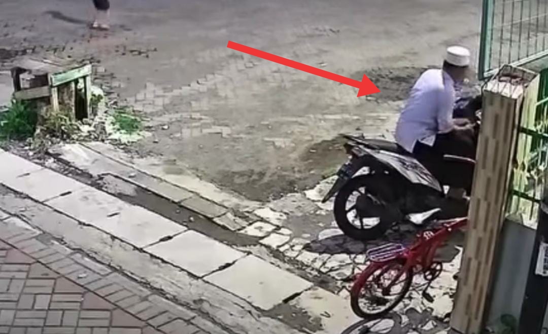Tangkapan layar CCTV saat pelaku membawa kabur motor jemaah