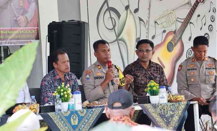 Kasatlantas Polres Mojokerto Kota AKP Heru Sudjio Budi Santoso saat memimpin Jumat Curhat di Kelurahan Meri.