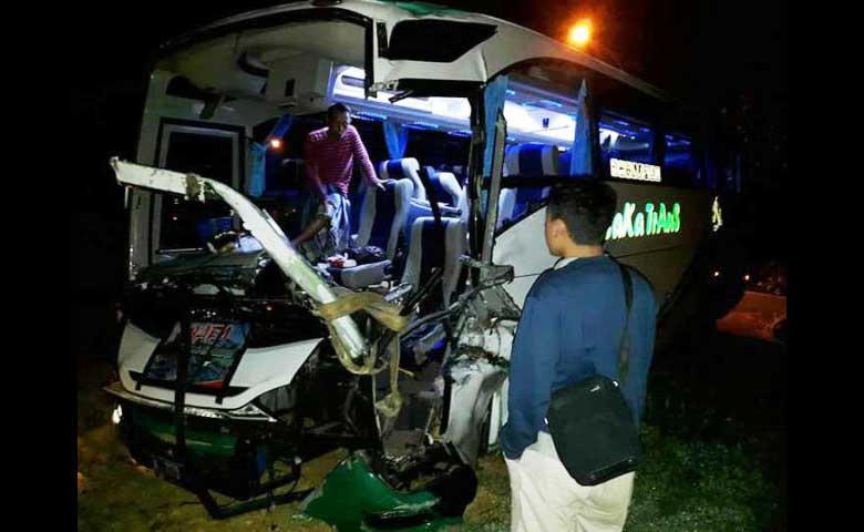 Bangkai bus yang tabrakan dengan dump truck.