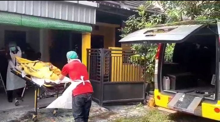 Petugas saat mengevakuasi jenazah nenek yang ditemukan tak bernyawa