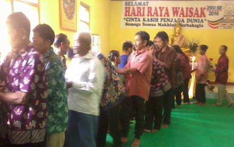 Umat Budha saling maaf memaafkan.