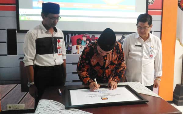 M Arbayanto, Komisioner KPU Jawa Timur, menandatangani prasasti RPP disaksikan Sekkota Malang Dr Idrus Achmad MSi,  dan Ketua KPU Kota Malang, Zainudin. foto: IWAN IRAWAN/ BANGSAONLINE
