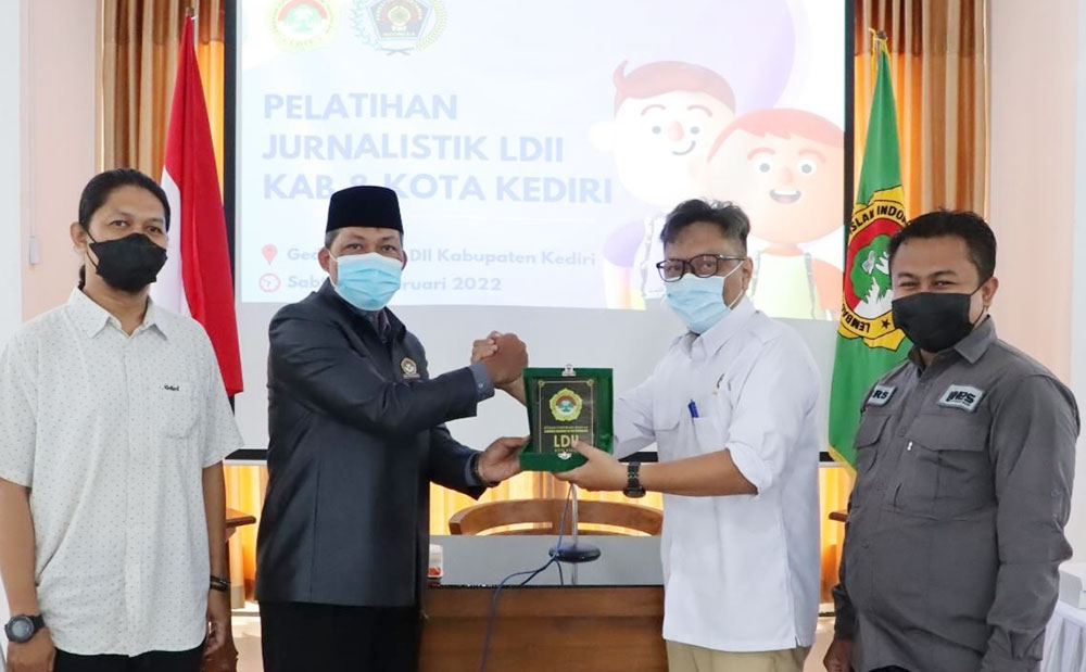 Ketua PWI Kediri, Bambang Iswahyoedi saat menerima cenderamata dari Ketua LDII Kota Kediri, Agung Riyanto. foto: ist.