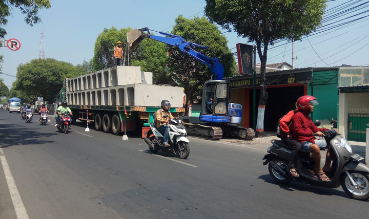 Rehabilitasi saluran air Jalan Empunala disorot Dewan. Tak hanya karena indikasi pelanggaran spek, namun penempatan material di pinggir jalan menyebabkan roda perekonomian dan arus lalin terganggu. foto: YUDI EP/ BANGSAONLINE