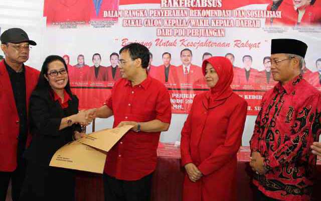 Sekretaris DPD PDIP Jatim, Sri Untari, saat menyerahkan rekom kepada ketua DPC PDIP Kediri, Sutrisno dan juga calon bupati Haryanti - Masykuri (HarMas). (foto: arif kurniawan/BANGSAONLINE)