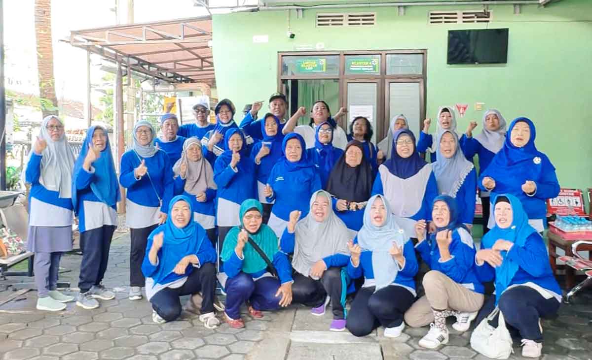 Foto bersama usai senam dan pemeriksaan kesehatan saat edukasi Prolanis.