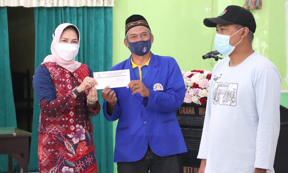 Wali Kota Batu, Hj. Dewanti Rumpoko saat menyerahkan bantuan kepada relawan penggali kubur di Graha Wangsa Kota Batu.