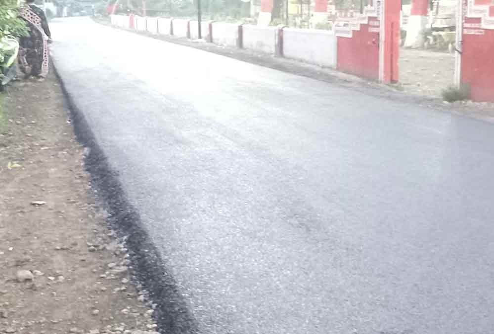 Proyek pengaspalan jalan di Desa Gebangan Kecamatan Kapongan. 