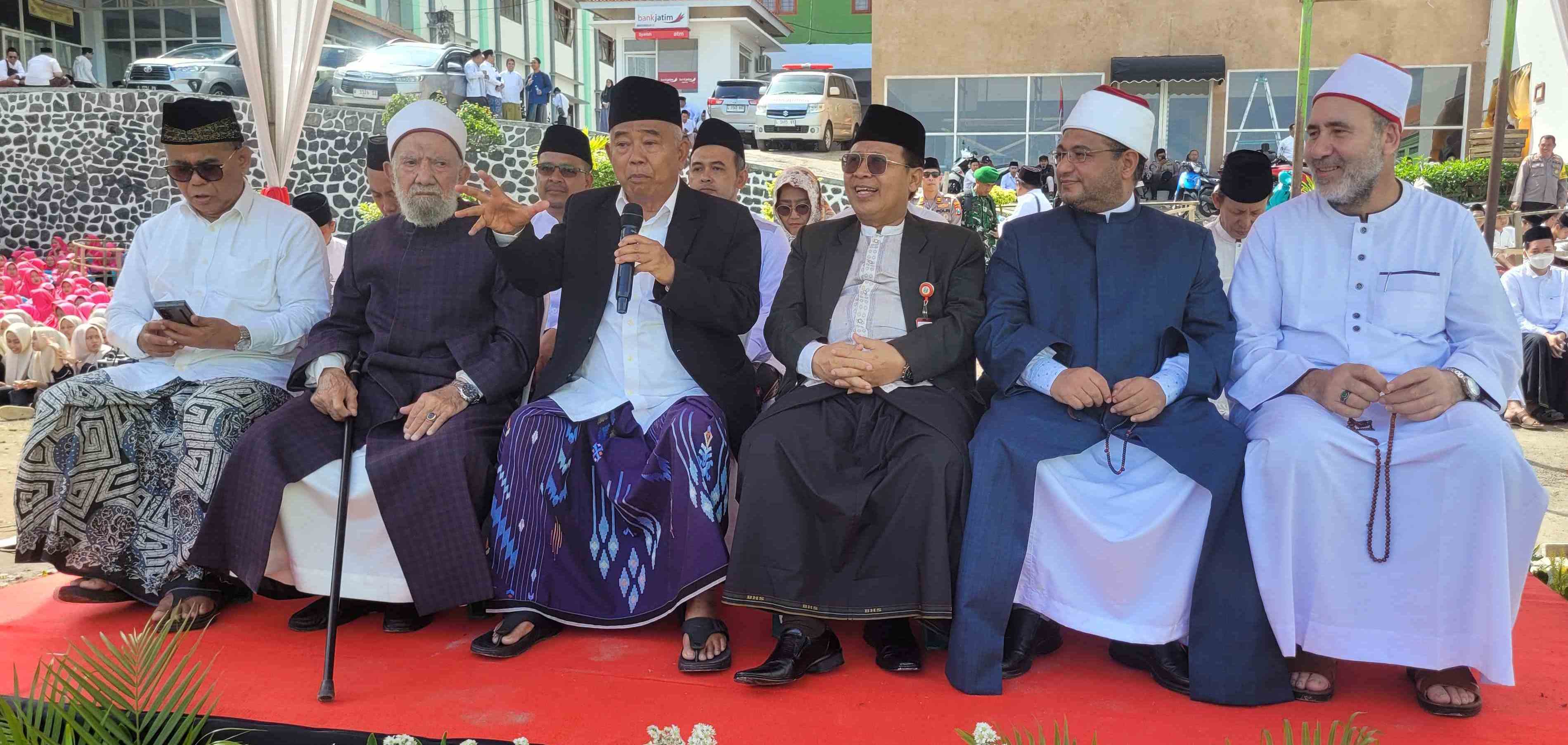 DARI KANAN: Syaikh Ahmad Mabdruk, Syaikh Dr Faraq Salim Al Azhari , Dr KH Ahmad Jazuli,  Prof Dr KH Asep Saifuddin Chalim, MA,  Syaikh Abdul Aziz Syahawi Al-Husaini dan Dr  Achmad Rubaie. Foto: MMA/bangsaonline