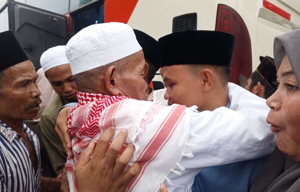 Salah satu jemaah haji asal Pamekasan disambut keluarganya begitu turun dari bus, Jumat (20/6/2025). Foto: RRI